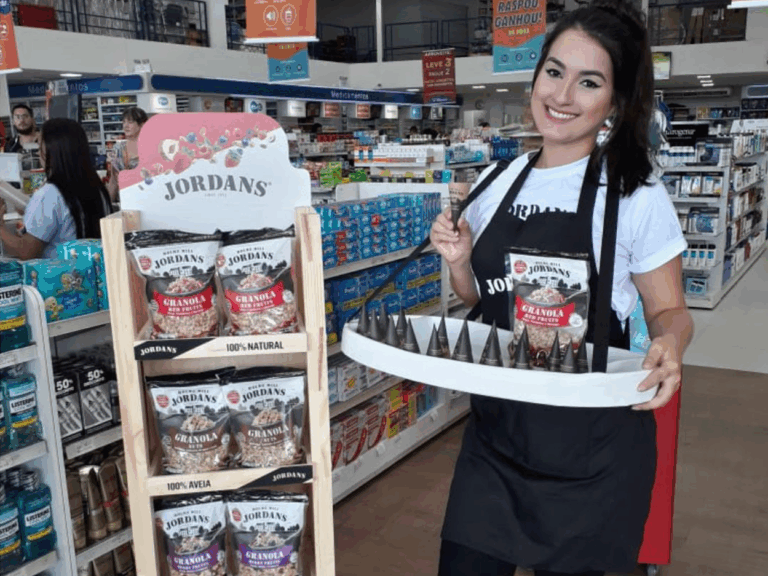 Promotora oferece degustação de produto em ponto de venda de supermercado