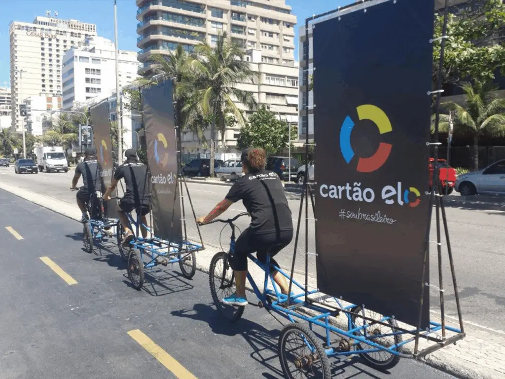 Comboio de Bikedoor com painéis de mídia percorrendo a orla em ativação urbana