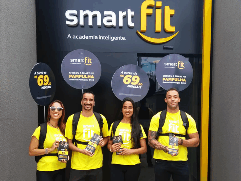Equipe promocional em ativação de marca na entrada de uma loja